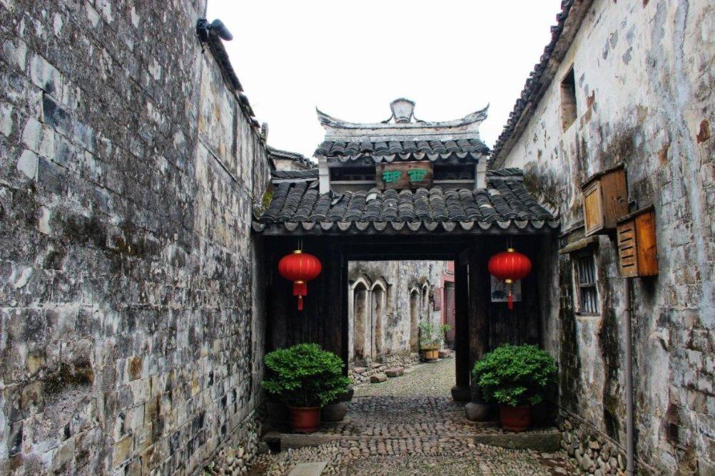 向太发文疑内涵立场有问题的明星，SHE成员上线未敢发声，对此你怎么看？